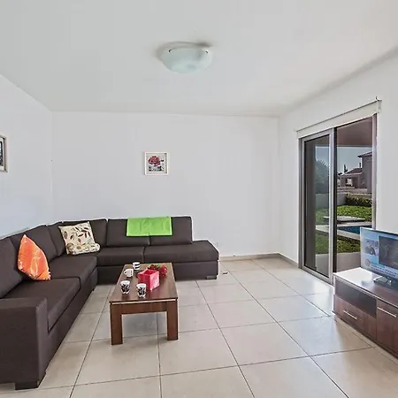 Petreris Enas - Stunning 3 Bedroom With Pool - Short Walk To Nissi Avenue