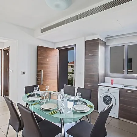 Petreris Enas - Stunning 3 Bedroom With Pool アヤナパ