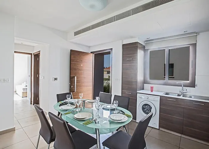Petreris Enas - Stunning 3 Bedroom With Pool アヤナパ